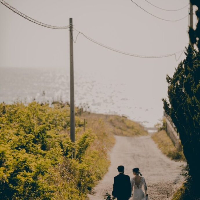 「婚活のその先」について、 “雑草の中の小道を歩くウエディングフォト”で考えてみた